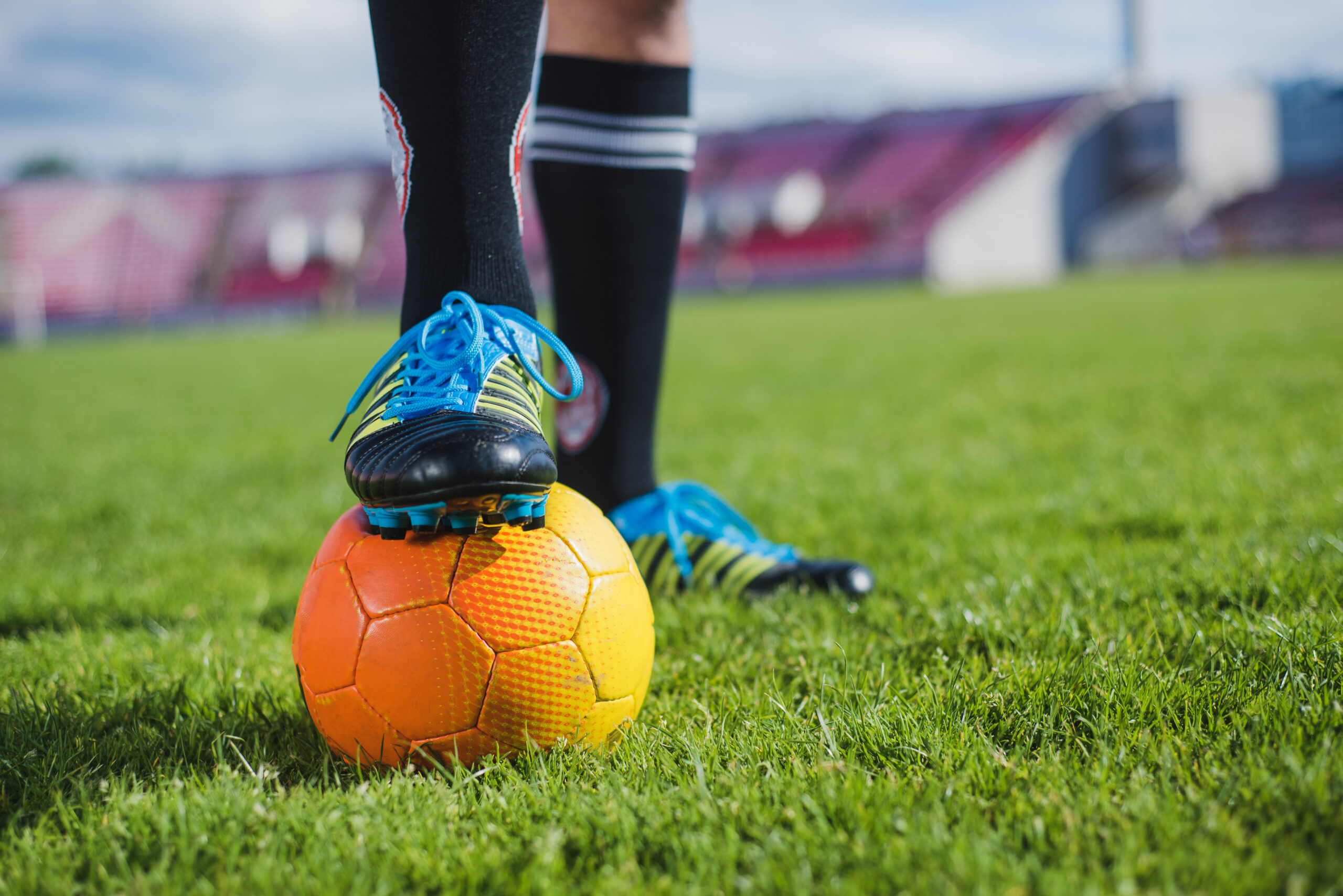 jogador-de-futebol-com-pe-na-bola